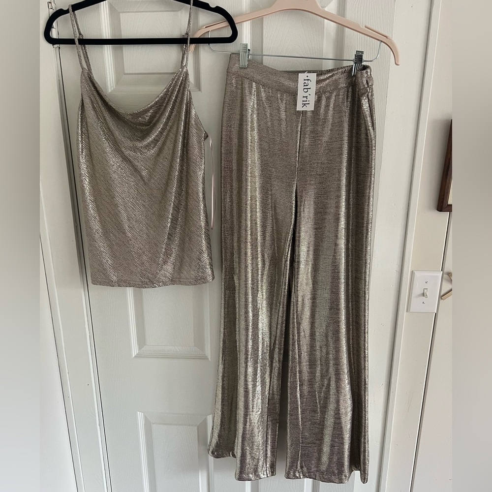 Silvery, silky, matching Fab’rik set size S